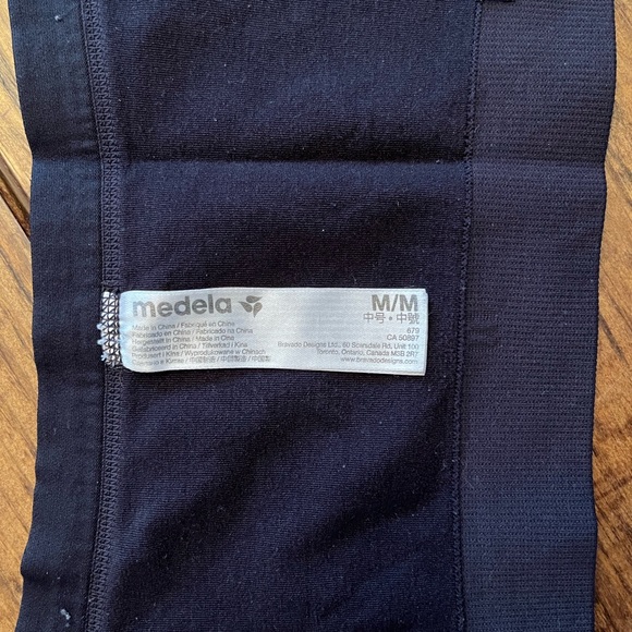 Medela hands free pumping bra with zipper medium - Picture 2 of 3